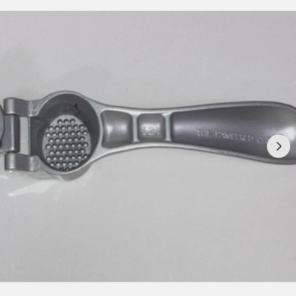 Pampered Chef Garlic Press #2576 NIB Silicone Coated Aluminum with Cleaning Tool - Picture 4 of 4